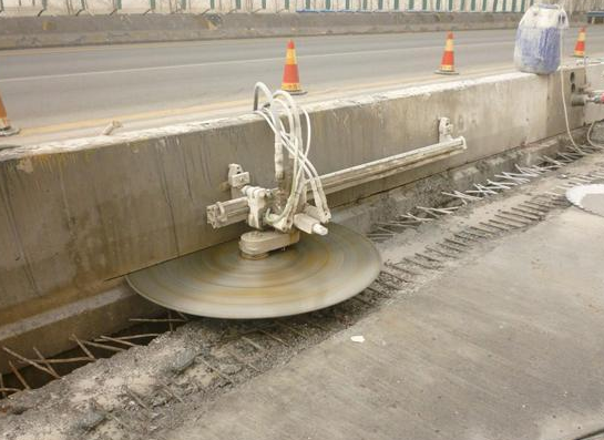 公路防撞欄切割