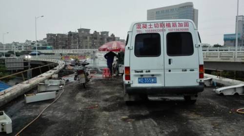 集美嘉庚體育中心橋梁切割